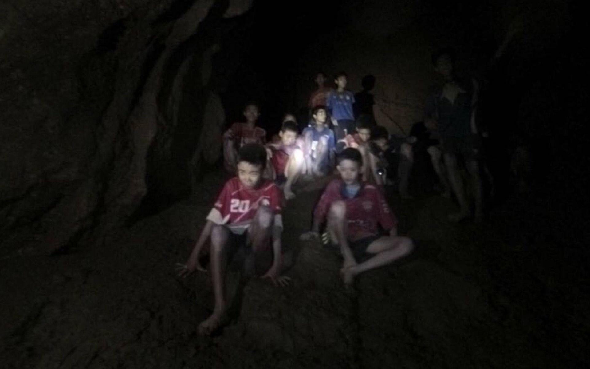 Måndagen 2 juli släpptes bilder inifrån grottorna som visade att fotbollslaget var oskadda.