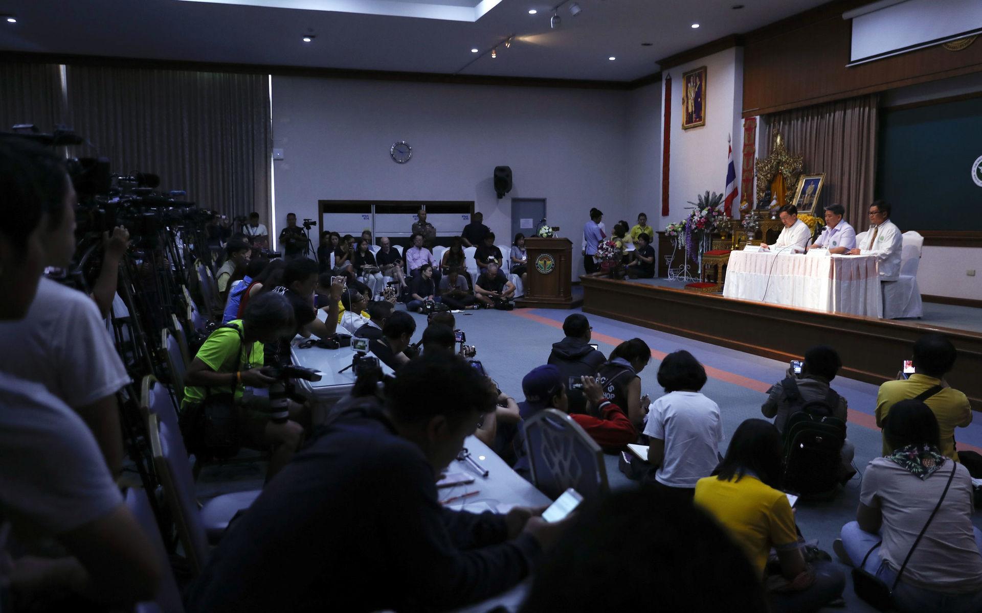 På en presskonferens på ett sjukhus i Chiang Rai 10 juli meddelas det att de räddade kommer stanna på sjukhus i minst en vecka. De meddelar också att de räddade pojkarna är vid gott mod och vid god hälsa 