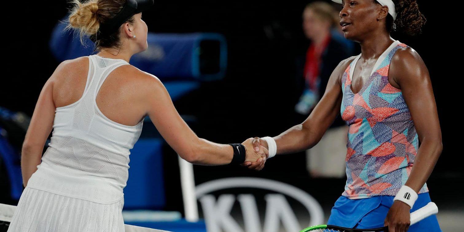 Schweiziskan Belinda Bencic, till vänster, slog ut amerikanskan Venus Williams i den första omgången av Australian Open.