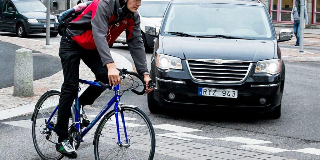Åtskilliga parkeringsrader längs gatorna skulle kunna vara cykelbanor i stället om trafikplaneringen i städerna skiftar fokus, skriver debattörerna.