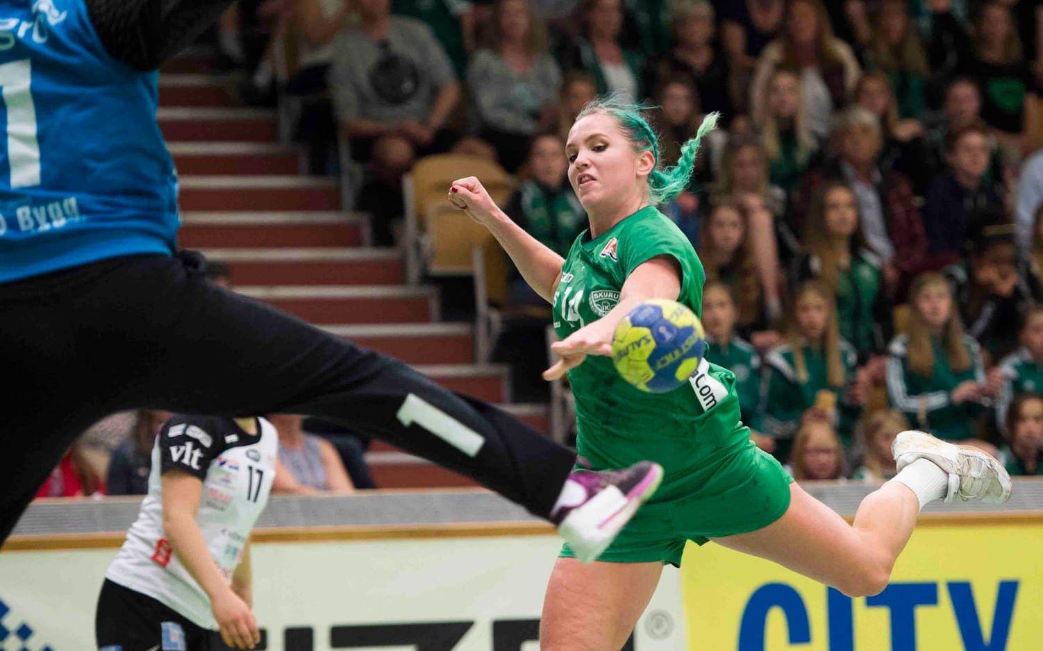 Linnéa Claeson har tidigare vunnit VM-guld med både ungdomslandslagen och spelat tre SM-finaler med Skuru IK. Bild: Linnea Rheborg/Bildbyrån
