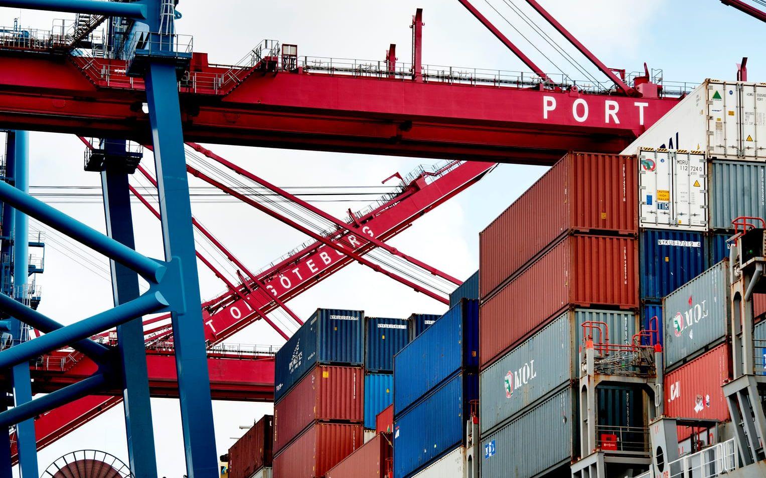 Konflikten i Göteborgs hamn slår mot exporten och tvingar företag att sätta sig i skuld när lasterna fastnar i hamnen.