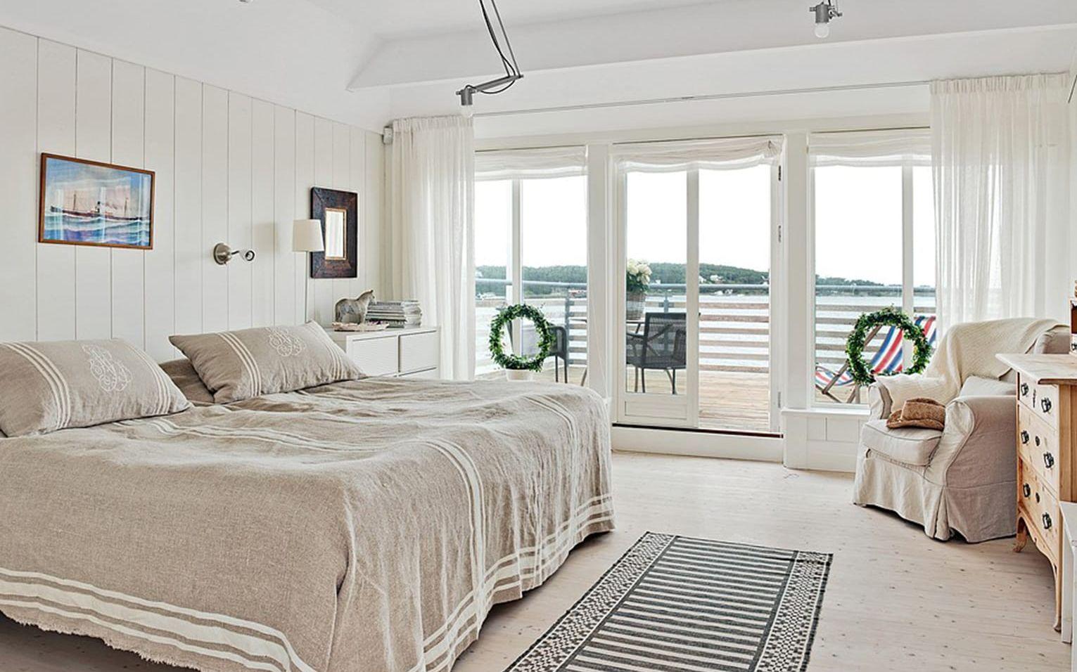 Huset har flera sovrum – här är ett av dem. Foto: Fredrik Karlsson/SE360