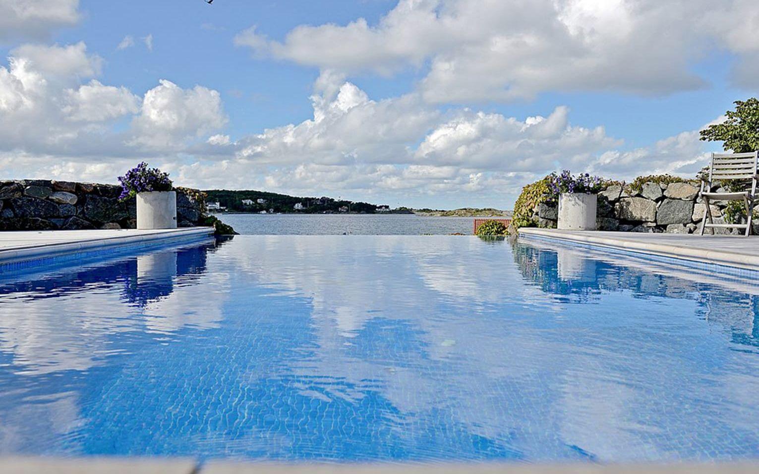 Utanför huset finns inte bara havet utan även en pool. Foto: Fredrik Karlsson/SE360