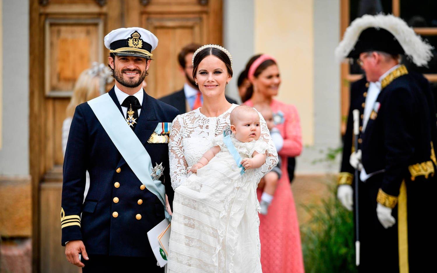Prins Carl Philip, prinsessan Sofia och prins Alexander lämnar kyrkan efter prins Alexanders dop i Drottningholms slottskyrka fredagen den 9 september 2016. Foto: Anders Wiklund/TT