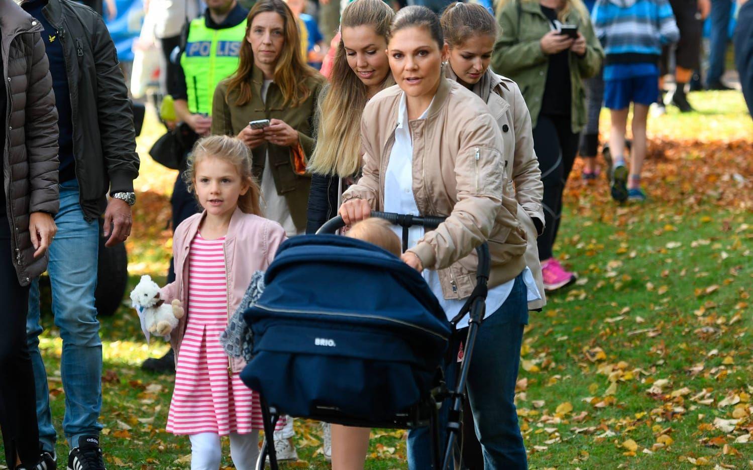 Kronprinsessan Victoria med barnen prinsessan Estelle och prins Oscar i somras. Bild: Fredrik Sandberg/TT.