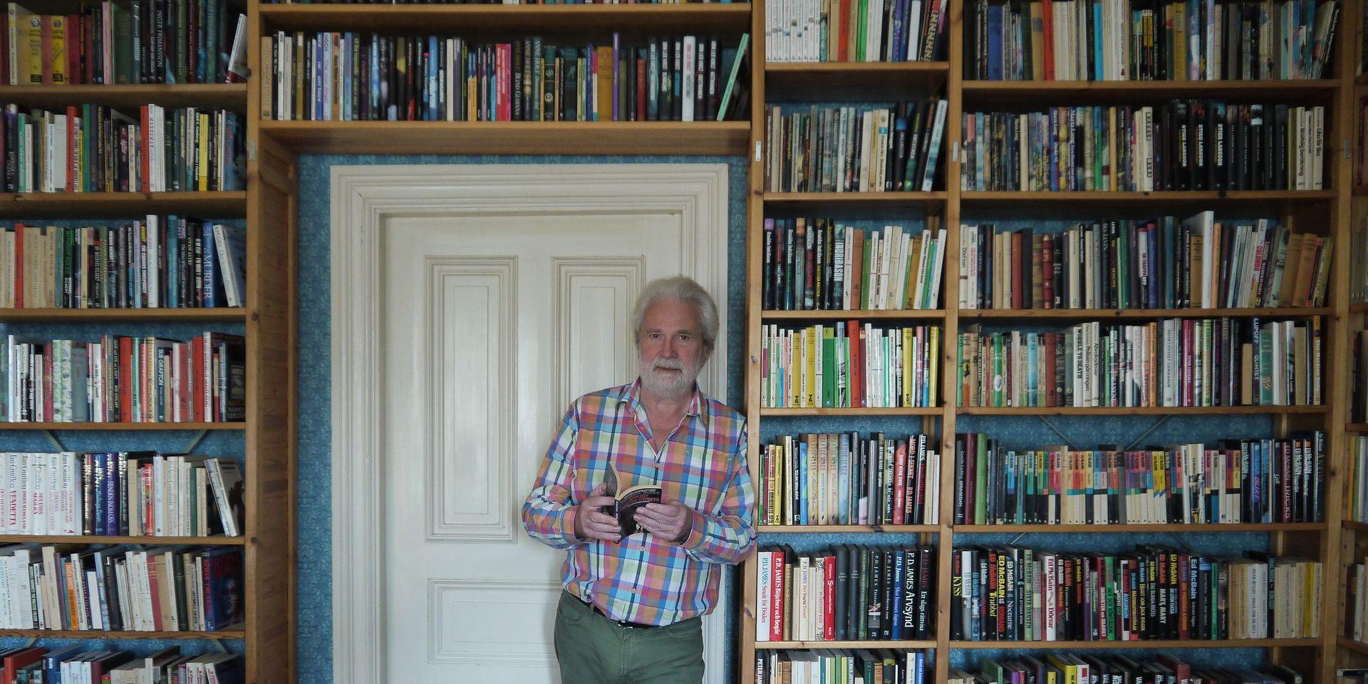 Johan Wopenka har läst och samlat på böcker i hela livet. I lägenheten i Vasastan står bokhyllorna på rad. När och om det blir dags att flytta blir packning av böcker och nedmontering av specialbyggda bokhyllor en utmaning.