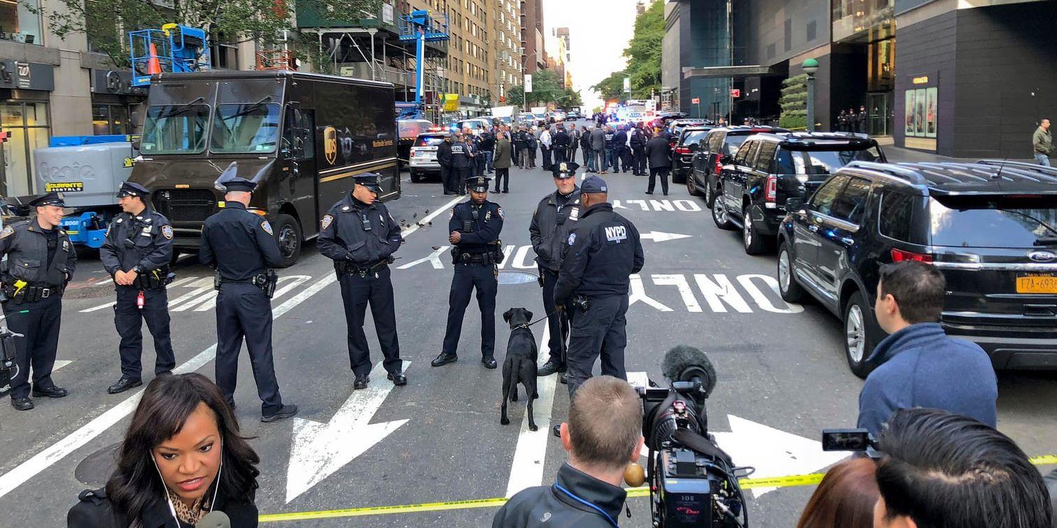 Poliser på vakt utanför Time Warner Center under onsdagen, då CNN:s redaktion evakuerades på grund av den bombförsändelse som skickats till tv-kanalen.