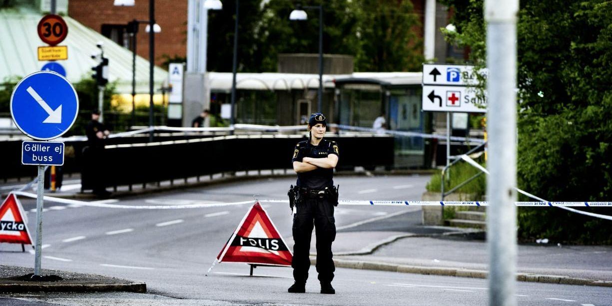 Guldhedsgatan vid Sahlgrenskas huvudentré vid 22-tiden på onsdagen: en av många polisavspärrningar.