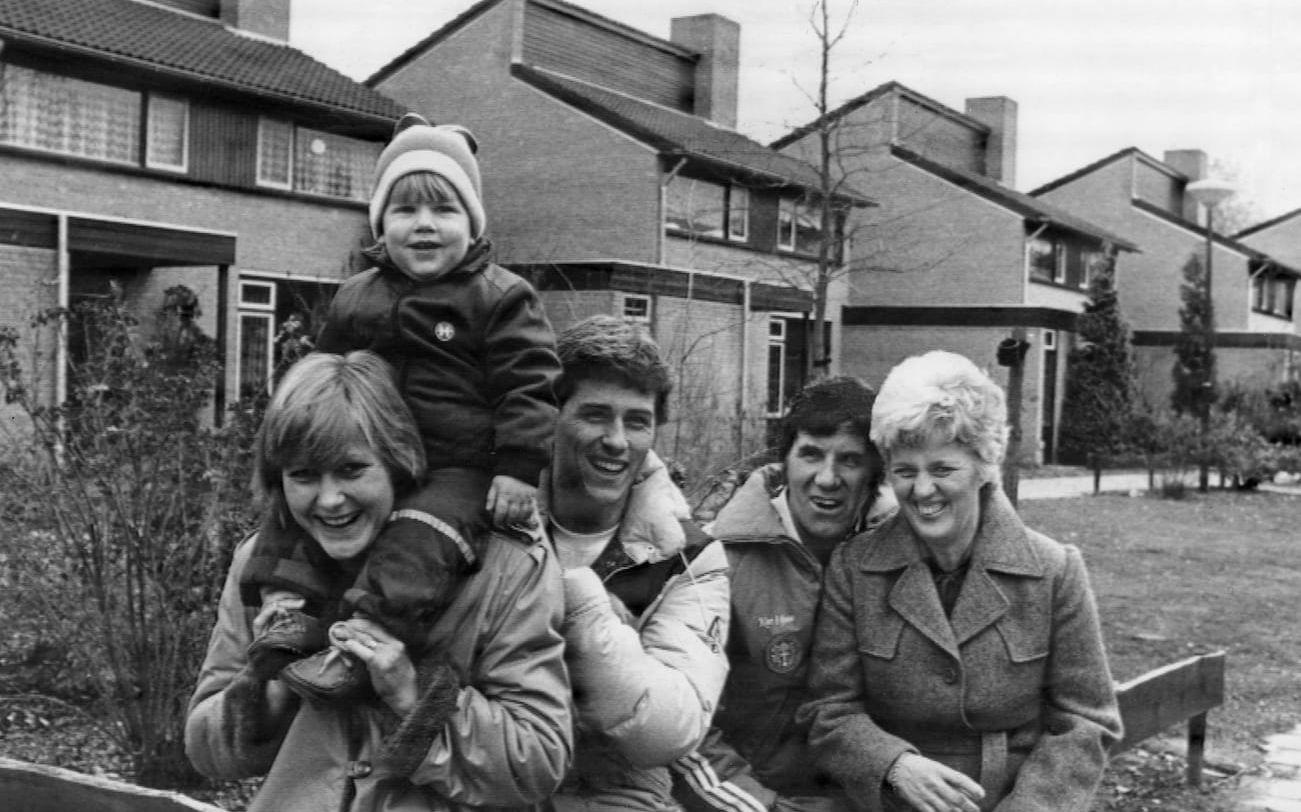 16. Familjen Hysén 1983. Glenn, dåvarande frun Kerstin, sonen Tobias, föräldrarna Kurt och Elvy. Foto: Bildbyrån
