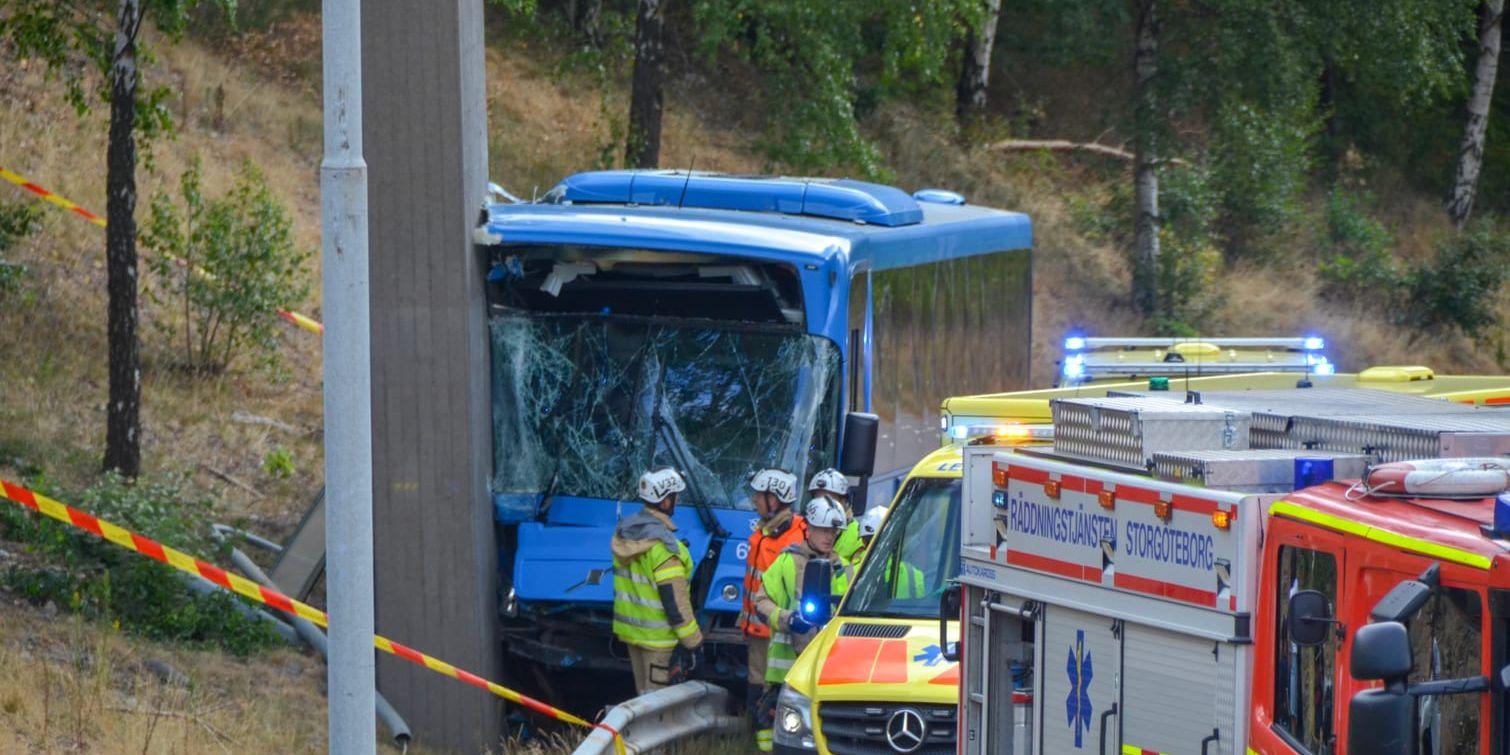 Femton personer befann sig på bussen när den kraschade in i en bro i Hjällbo. 