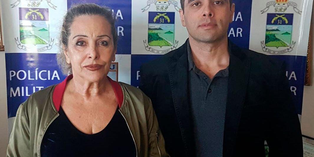 Polisens bild på Denis Furtado och hans mor, som också är läkare, efter gripandet på torsdagen lokal tid.