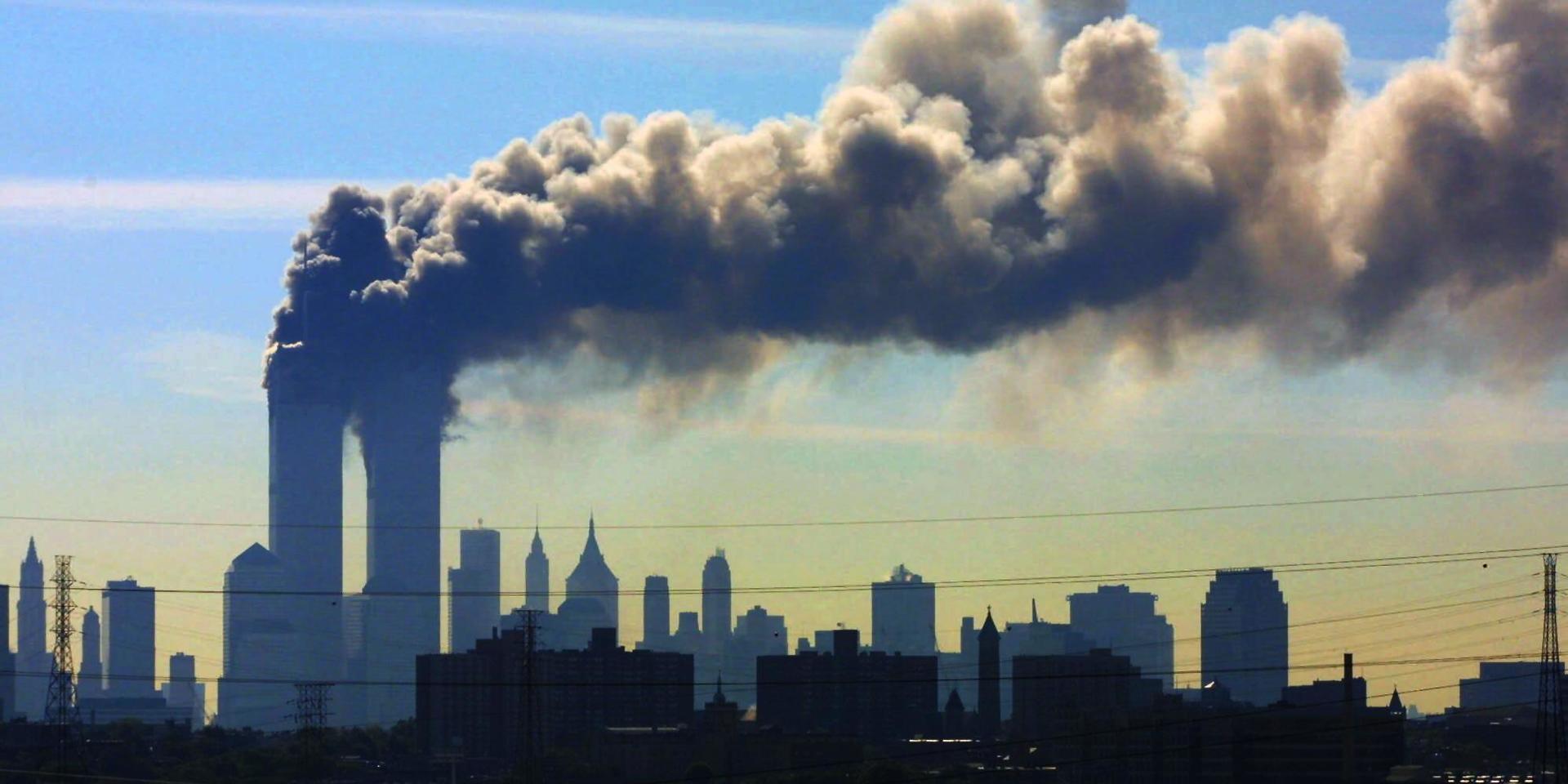 Rökmoln böljar från tvillingtornen i New York sedan terrorrörelsen al-Qaida styrt in två passagerarflygplan i World trade center den 11 september 2001. Arkivbild