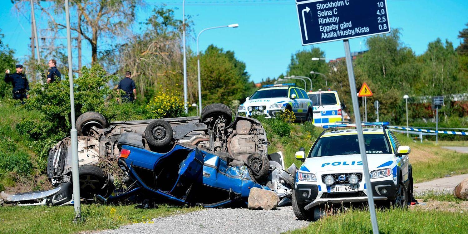 Två poliser och tre misstänkta rånare fördes till sjukhus vid en jakt efter ett rån mot ett växlingskontor i Akalla i nordvästra Stockholm.