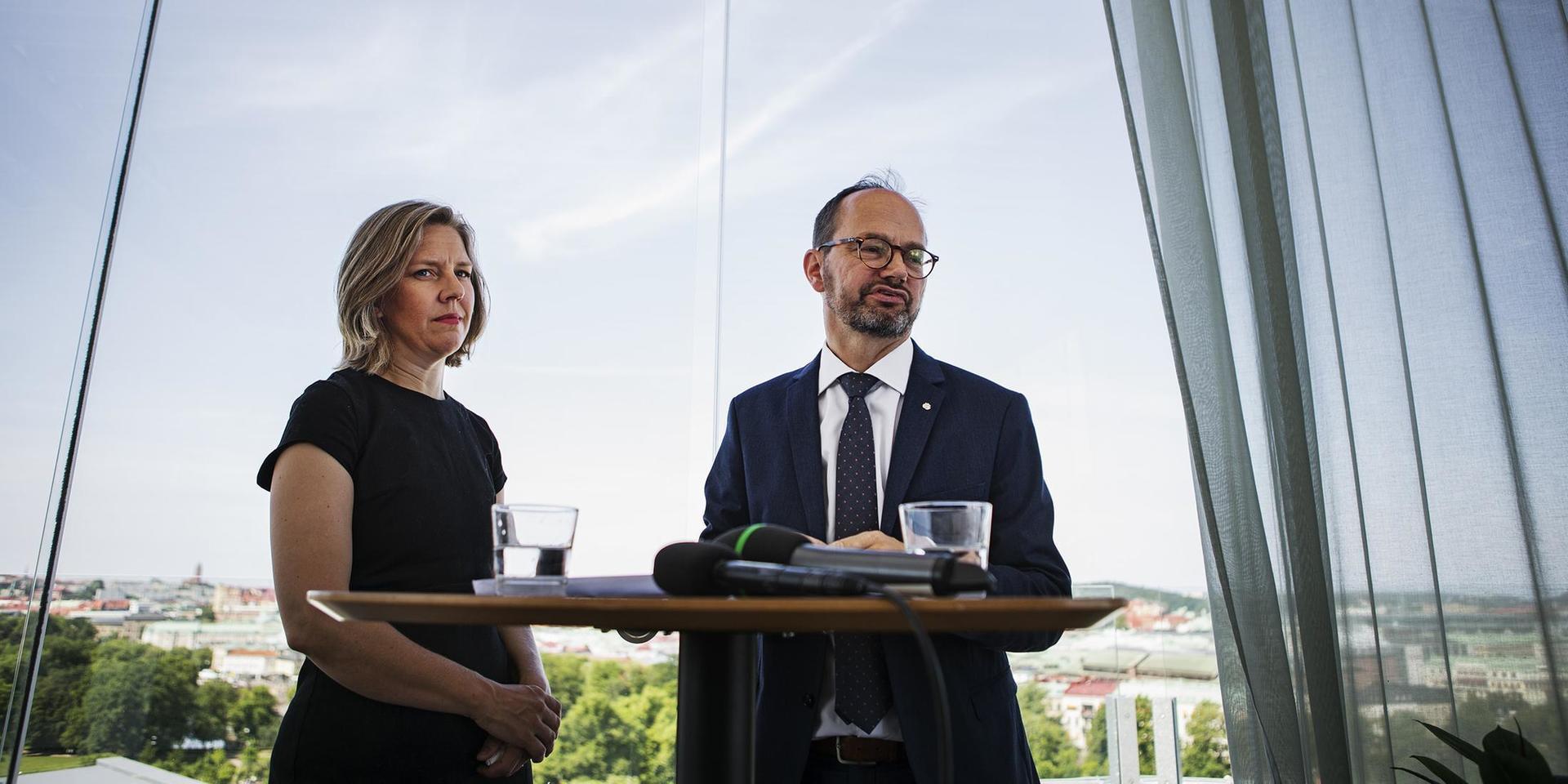 I början av juni gav miljöminister Karolina Skog och infrastrukturminister Tomas Eneroth besked om finansiering till den nya järnvägen mellan Göteborg och Borås, via Landvetter.