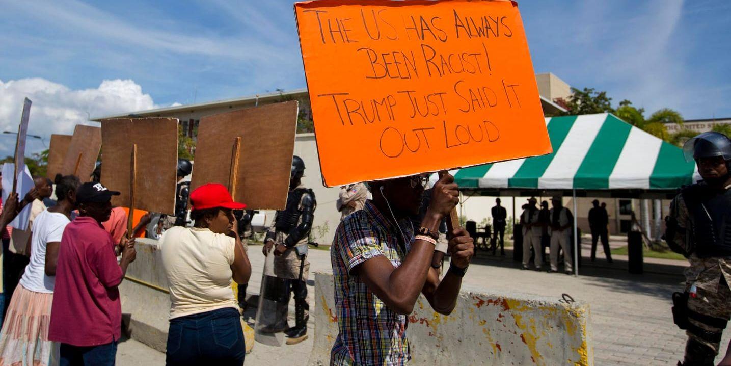 En manifestation utanför USA:s ambassad i Port-au-Prince i Haiti.