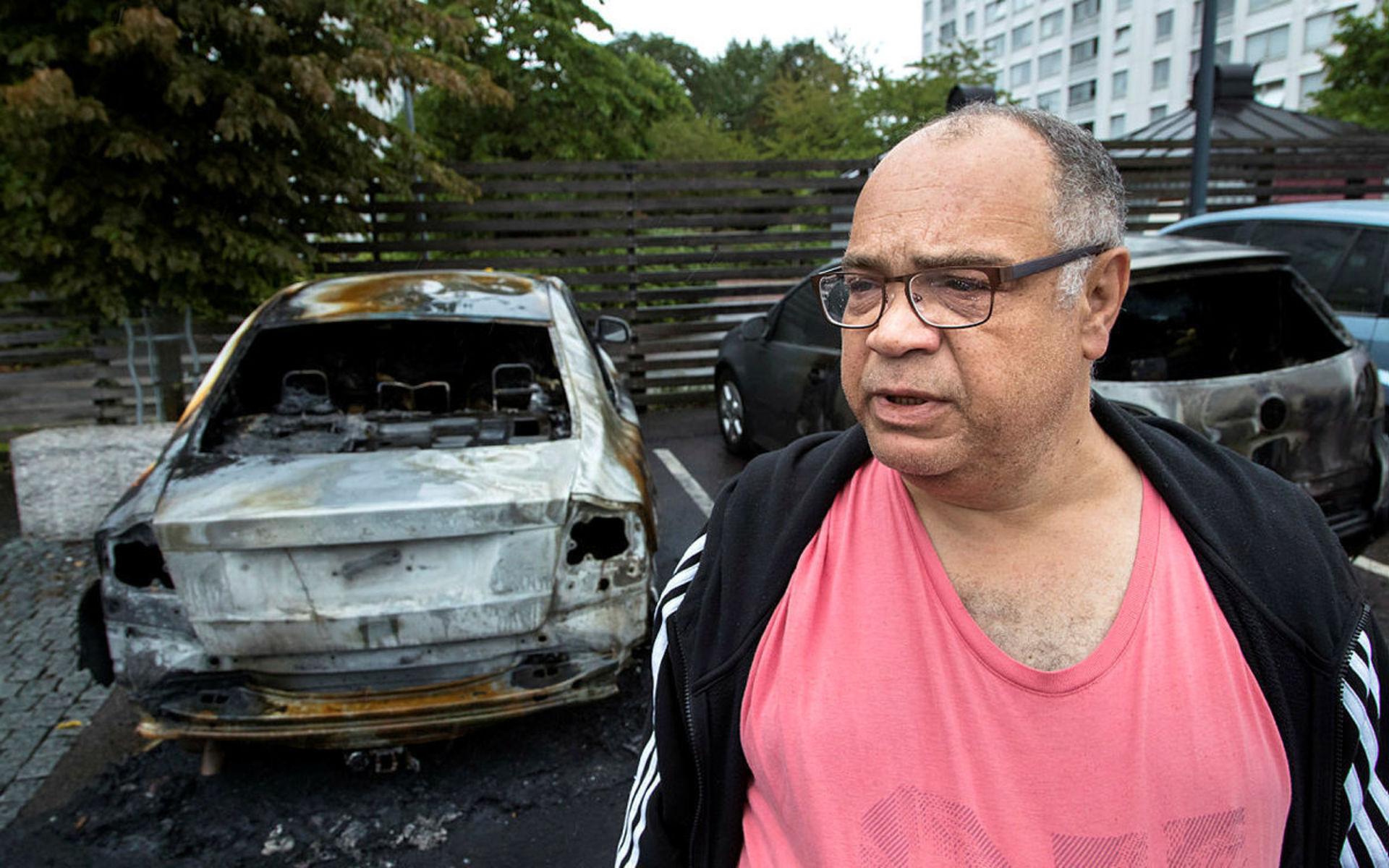 Nuno Mendoca står framför hans mammas utbrända bil. &quot;Jag är chockad&quot;, säger han. 
