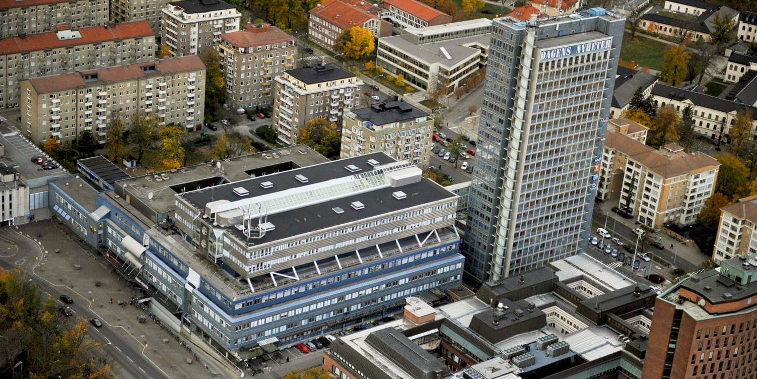 Svenska medier utsattes för överbelastningsattacker, som USA misstänker Ryssland för. Arkivbild av byggnaderna där Expressen och DN har sina redaktioner i Stockholm.