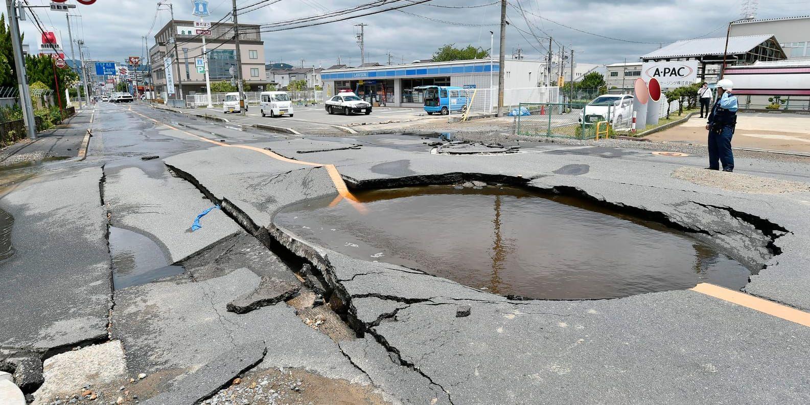 Förstörda vägar och trasiga vattenledningar är tydliga spår av jordbävningen i Takatsuki utanför Osaka.