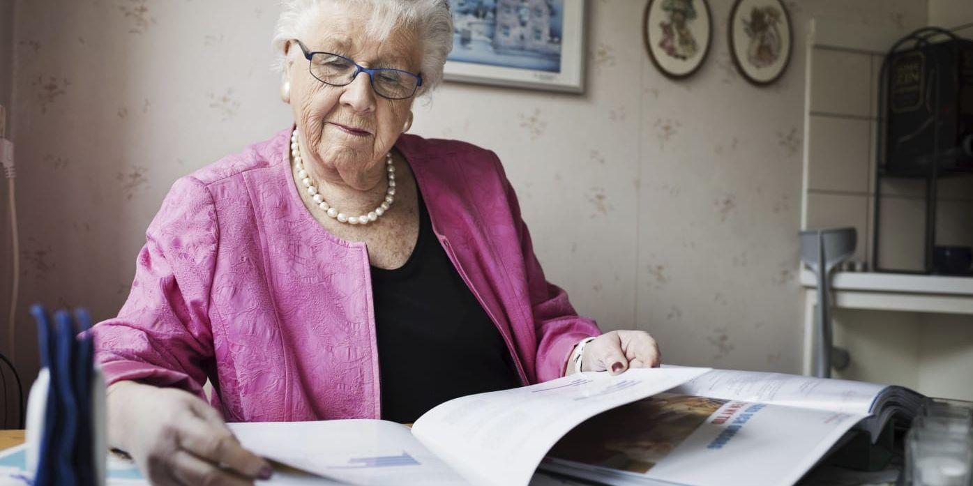 Barbro Netz tittar i några broschyrer från SPF och funderar över hur hon hade gjort med sin pension om hon för 20 år sen hade vetat vad hon vet idag.