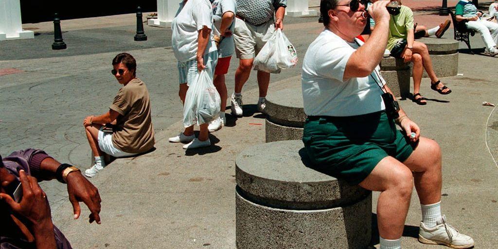 Fel om fett. Den allvarligaste effekten av kolesterolkampanjen är troligen skräcken för det mättade fettet. Sedan de fettfattiga kostråden infördes i USA på slutet av 1970-talet har fetma och diabetes ökat våldsamt över hela världen.