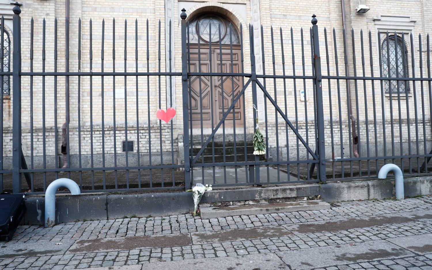 Nätverket "Tillsammans för västra Göteborg" la upp ett event på Facebook för att "Kärleksbomba synagogan". Bild: Anders Ylander.
