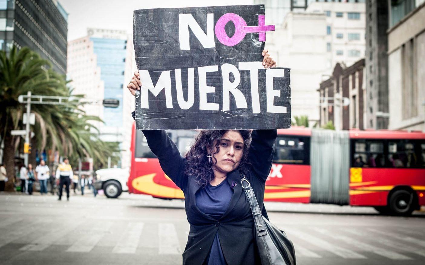 Under åttonde mars fokuseras en stor del av de feministiska slag orden på mördandet av flickor och kvinnor i Mexico. Foto: Alfredo Durante