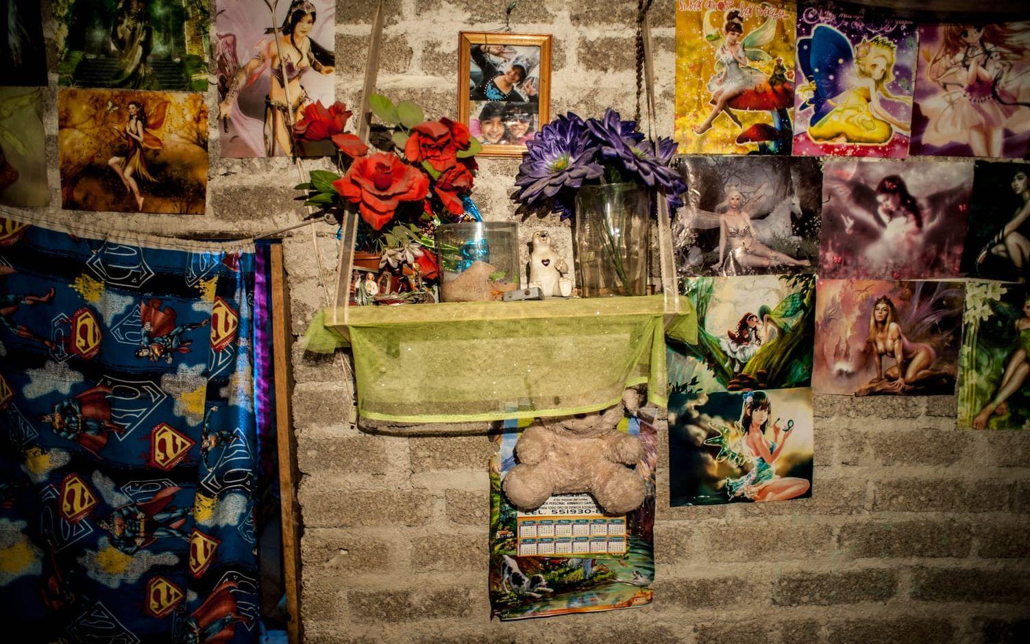 I mitten av ett improviserat altare står ett foto av Jessica Lucero Olvera Pérez.  Hon var 14 år när hon våldtogs och senare mördades. Foto: Alfredo Durante