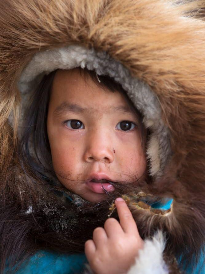 Tvååriga Delores Kuzuguk bor i Shishmaref, ett samhälle i Alaska som påverkas starkt av erosion och av att havet inte fryser. 