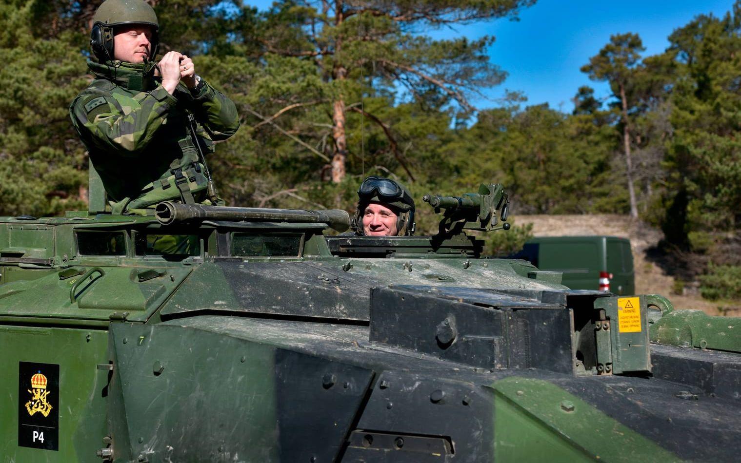 Statsministern fick åka stridsvagn 122 vid Tofta skjutfält. Bild: TT