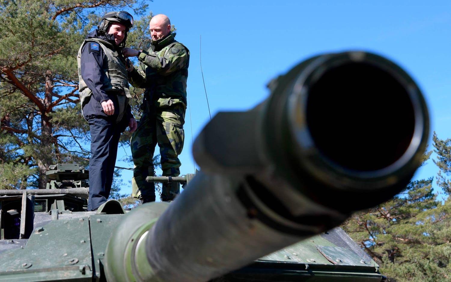 Statsministern fick åka stridsvagn 122 vid Tofta skjutfält. Bild: TT
