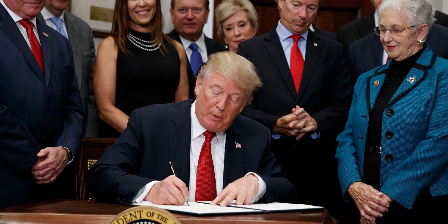 Donald Trump skriver under en presidentorder som han säger kommer att bana väg för "toppenförsäkringar.