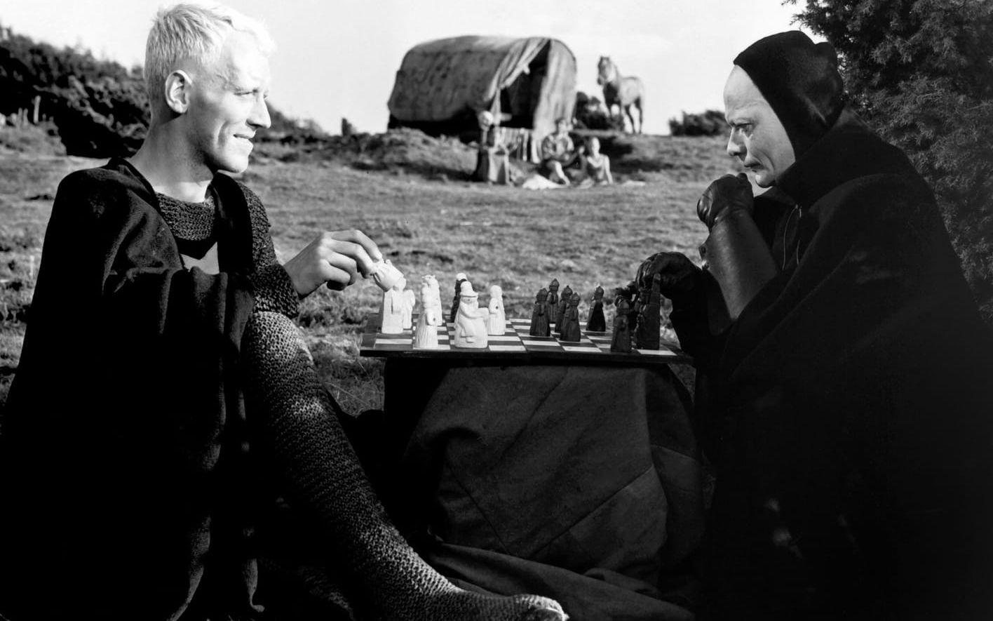 Max von Sydow som riddaren Antonius Block och Bengt Ekerot i rollen som döden vid det klassiska schackpartiet i Ingmar Bergmans &quot;Det sjunde inseglet&quot;. 