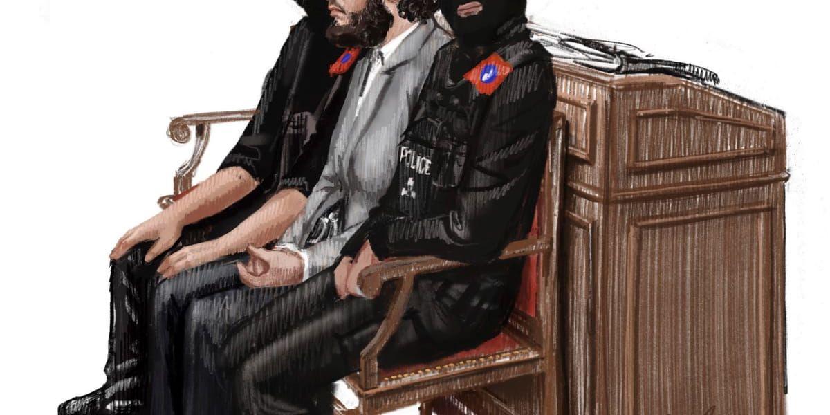 Salah Abdeslam mellan två maskerade poliser på en teckning från rättegången i början av februari. Arkivbild.