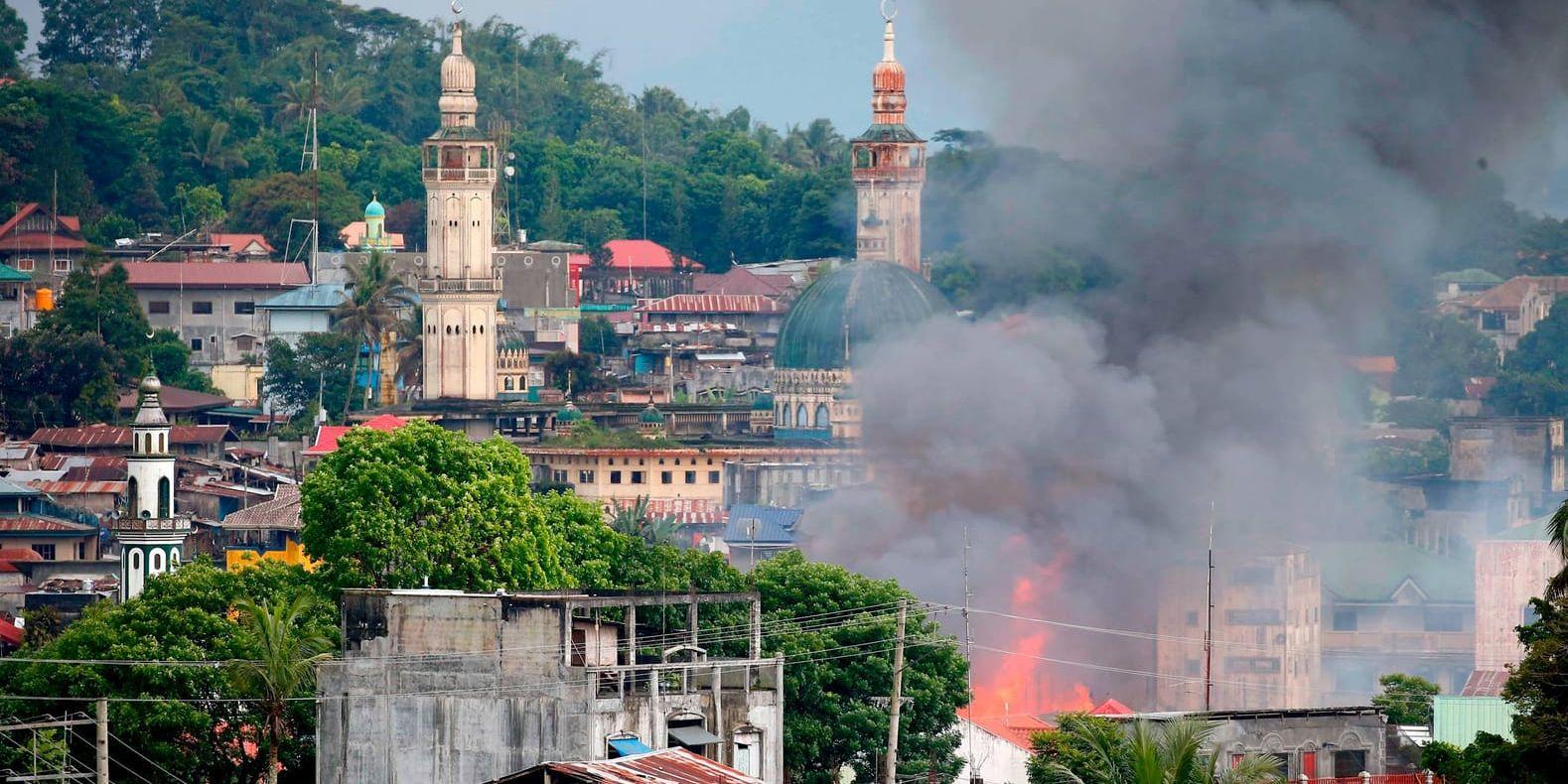 En byggnad i Marawi har fattat eld efter flygräder av det filippinska flygvapnet.