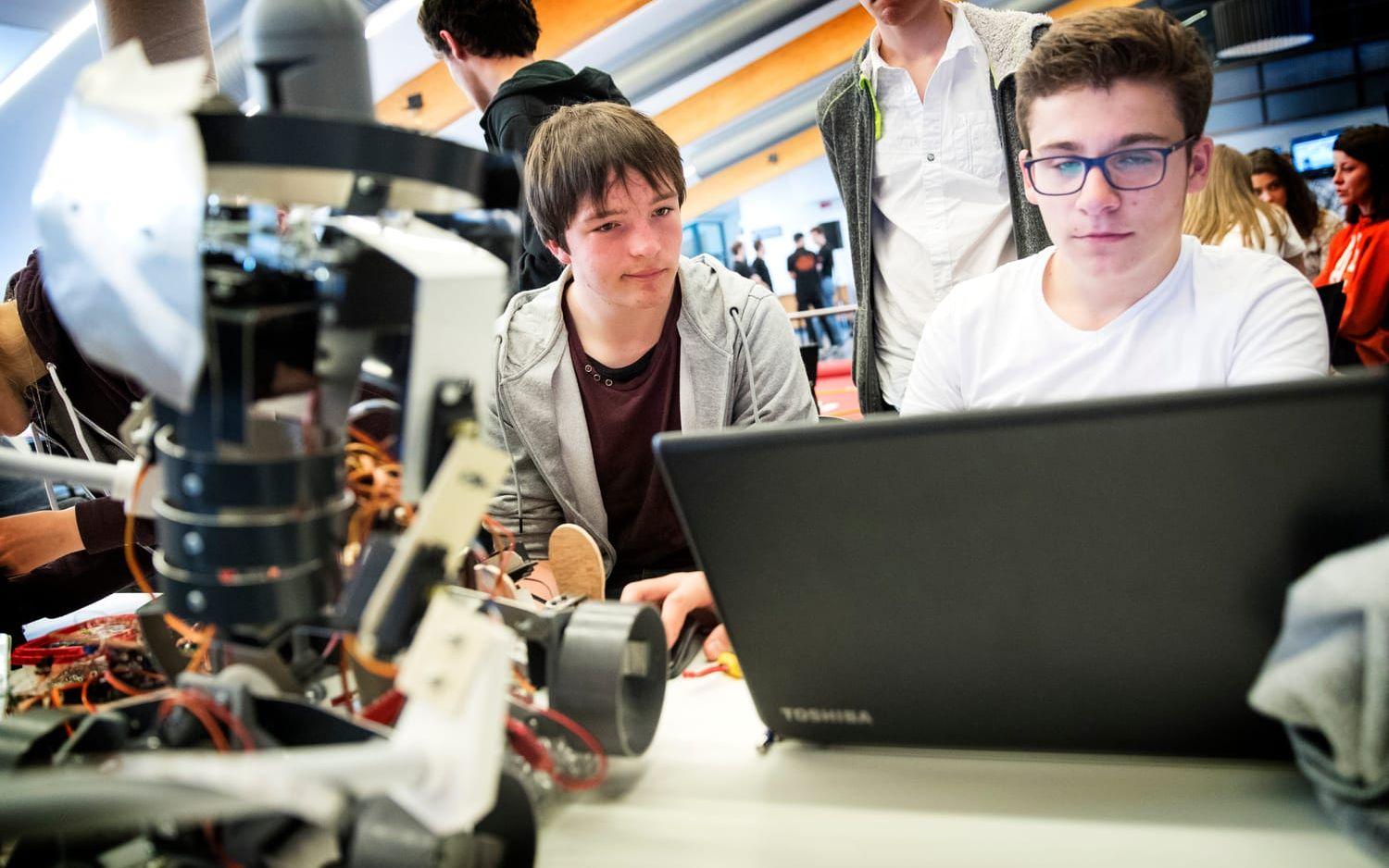 Leo Palaric och Oliver Vintenat jobbar på sin robot. Bild: Anders Ylander