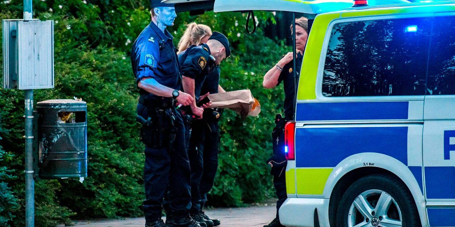 Polisen rycker ut sedan en man skjutits i benet i Lindängen centrum i Malmö i somras. Arkivbild.