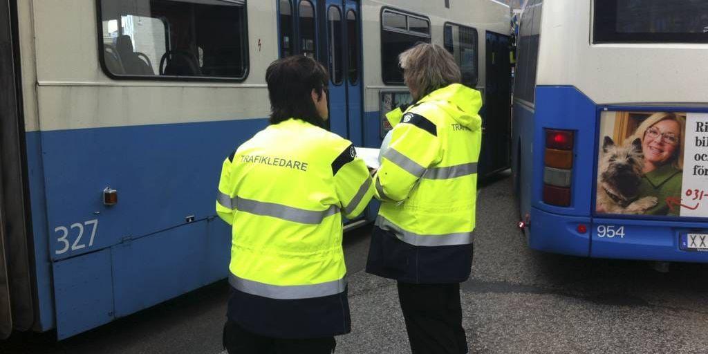 En buss och en spårvagn kolliderade vid Drottningtorget strax innan halv fyra.