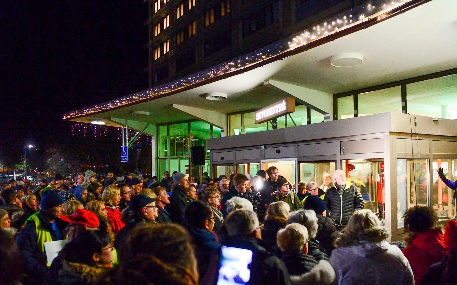Stängningen av BB i Sollefteå har mötts av massiv kritik och sjukhuset har ockuperats i protester mot beslutet. Föräldrar som väntar barn kan nu få göra en resa på upp till 20 mil för att komma till närmaste BB.