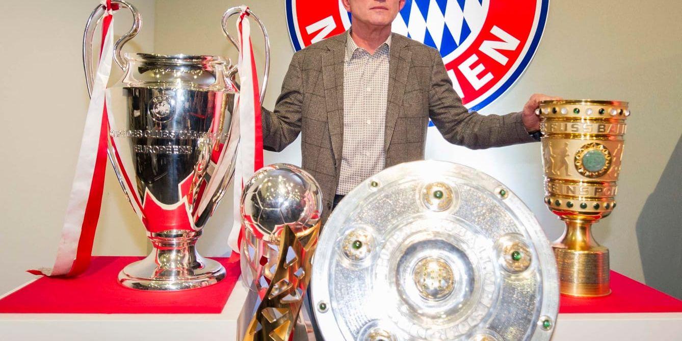 Meriterad. Jupp Heynckes poserar med titlarna han vann under sin senaste säsong i Bayern München. Arkivbild.