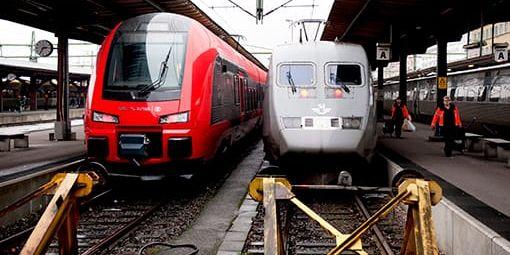 Rödsvart konkurrens. MTR konkurrerar med priser och fräscha, nya tåg, men är 15-20 minuter långsammare på sträckan.