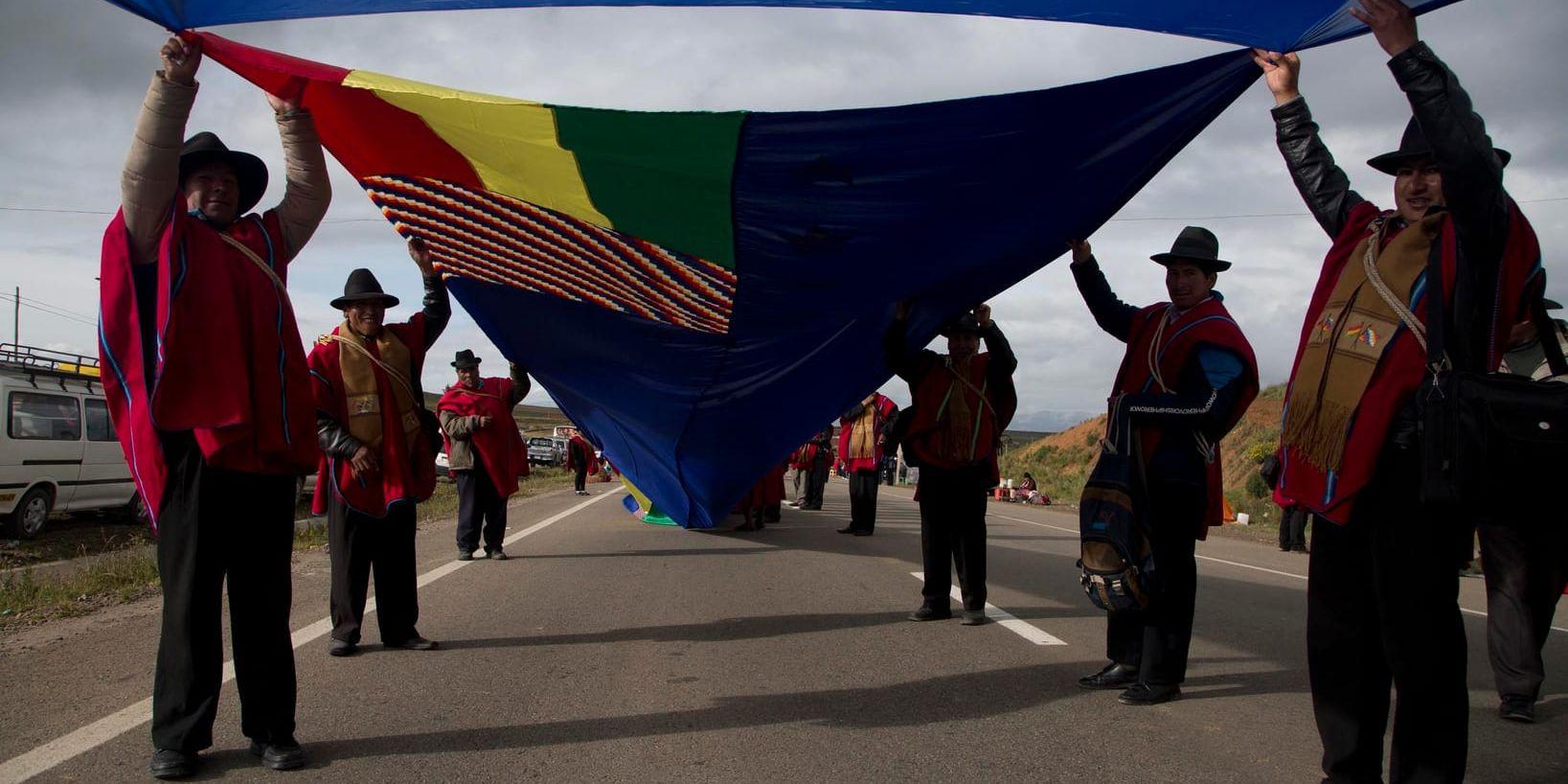 Tusentals bolivianer vecklade ut den närmare 200 km långa flaggan.