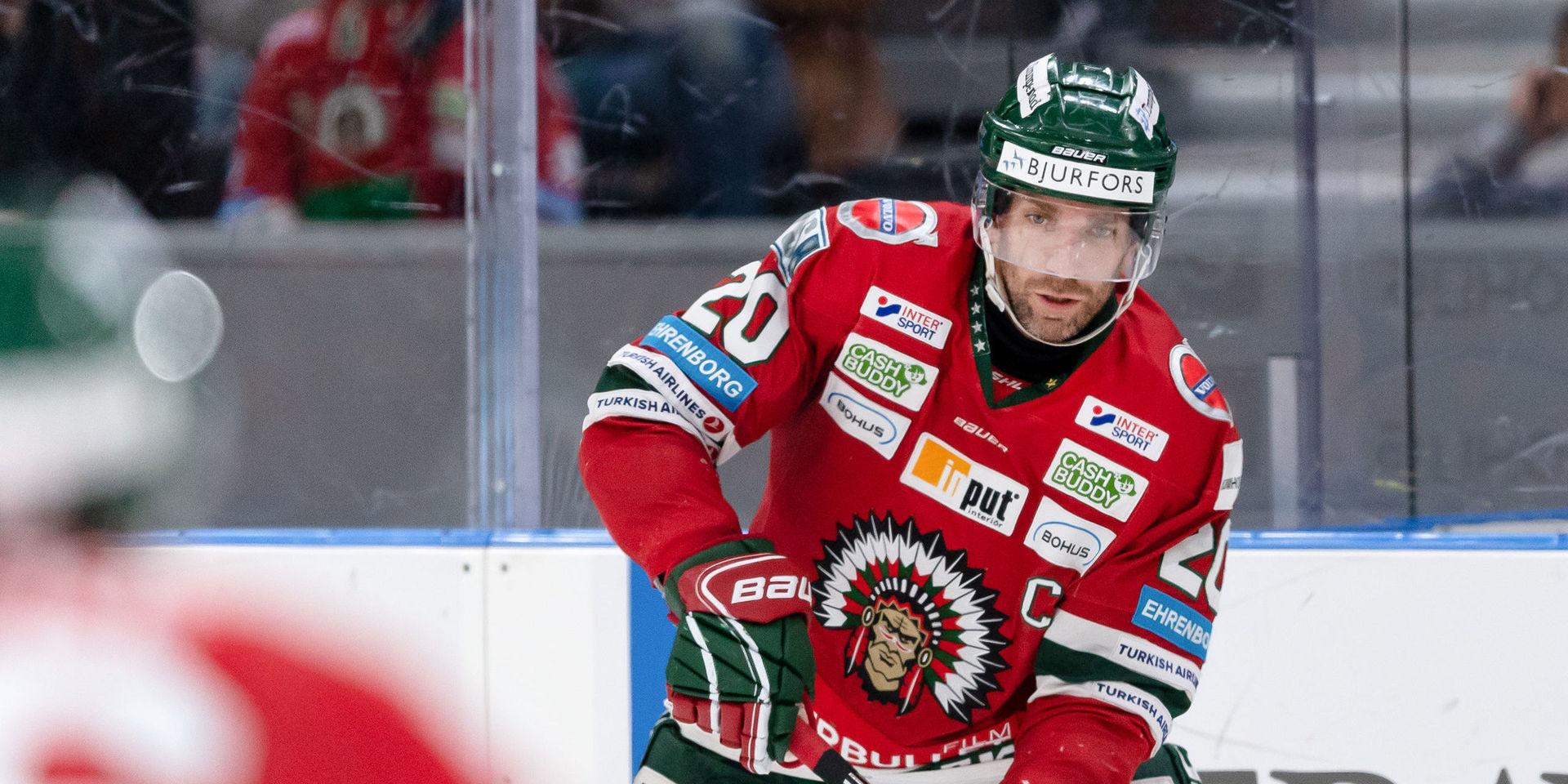 Frölundas Joel Lundqvist under ishockeymatchen i SHL mellan Frölunda och HV71 den 9 mars 2019 i Göteborg. I augusti ska klubben bestämma om loggan med indianen ska vara kvar eller inte. Arkivbild.
