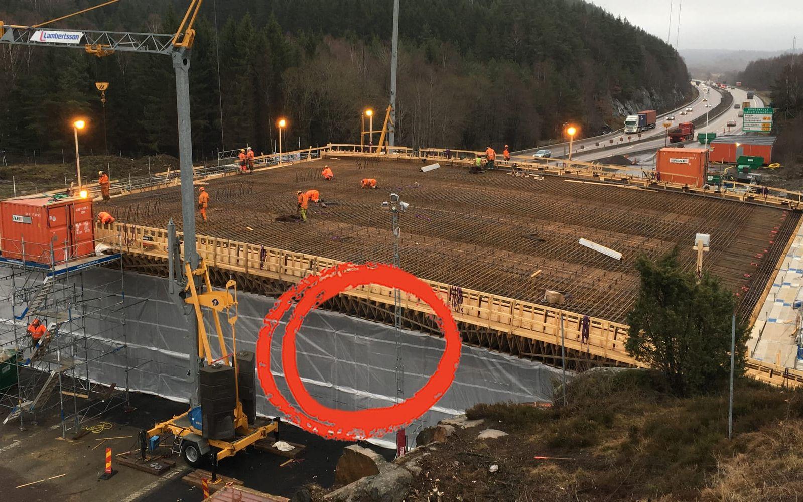 I januari 2017 uppdagades det att cementen var för tung vilket resulterade i att Ekodukten sprack. Den fick rivas och byggas om.Bild: Mats Ölund/Trafikverket
