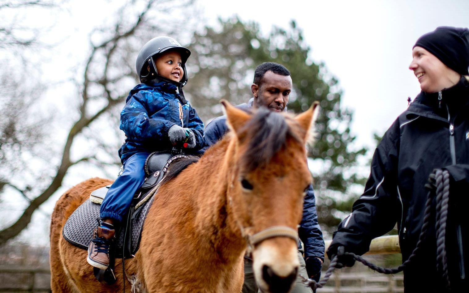 Mohamed Hassan fyra år, besökte ponnyridningen i Slottsskogen för första gången. Pappa Abdishakur och ponnyskötaren Johanna Lundqvist följer med på turen.