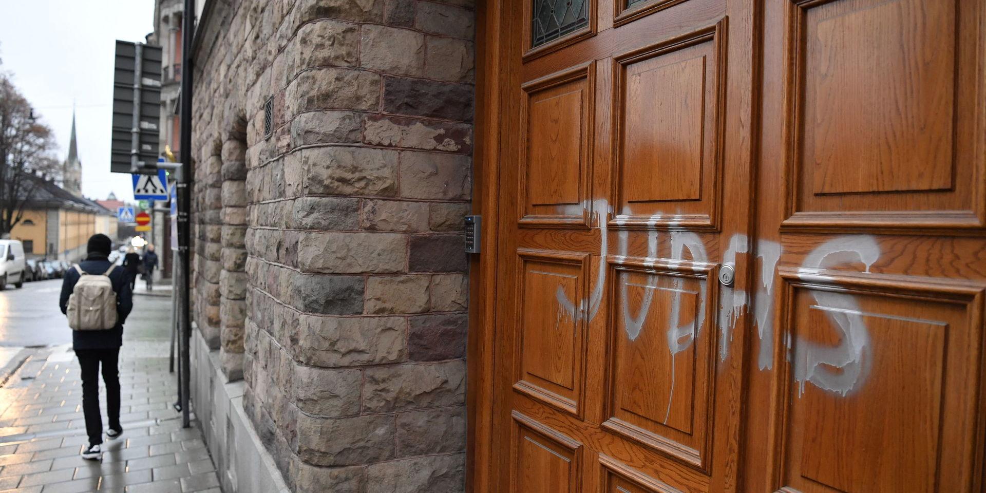 Zlatan Ibrahimovics bostad på Storgatan  i Stockholm har blivit vandaliserad under natten. Någon har sprejar &quot;Judas&quot; på dörren.