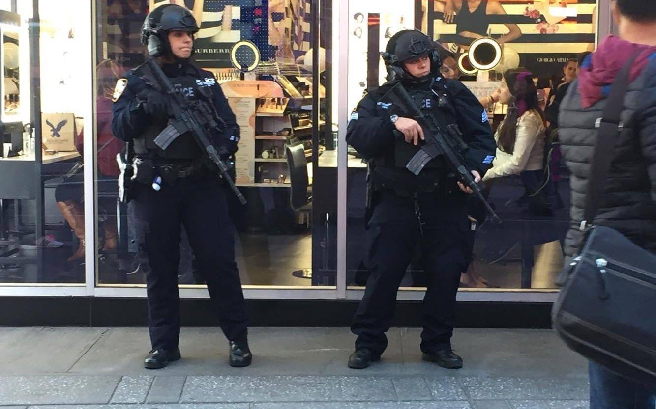 Times Square i New York bevakas av poliser beväpnade med automatvapen. FOTO: Anders Abrahamsson