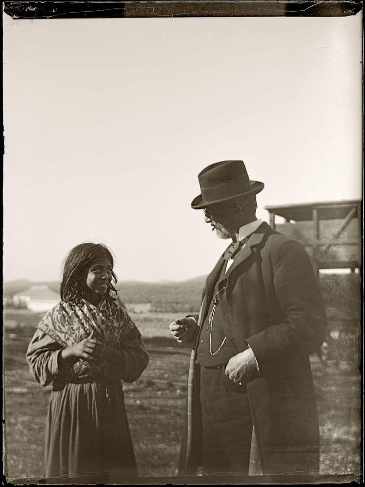Professor Grundström samtalar med en flicka i Tunis 1898. Bild: Claes Grundström