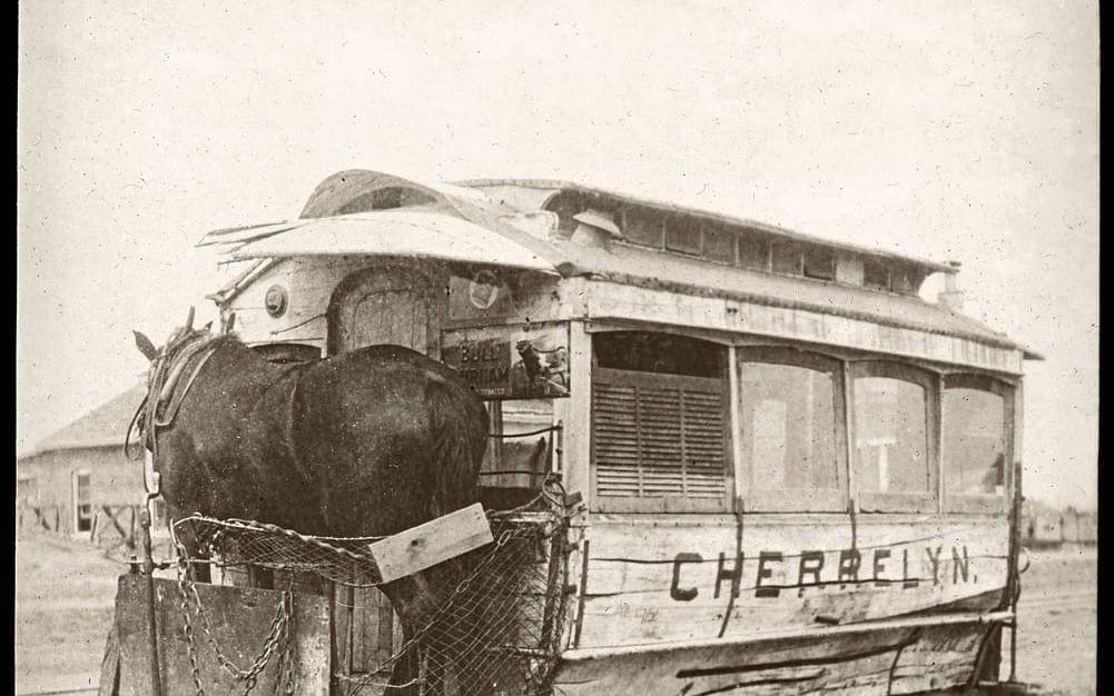 Uppför fick hästen dra. Nedför fick den åka med. En Cherrelyn hästspårvagn i Denver i bruk 1883–1910. Bild: Troligen Wilhelm Klemming