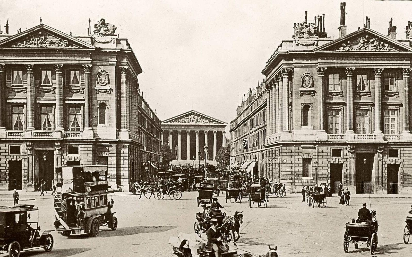 Trafikstockning på Rue Royale i Paris, med motordrivna bussar, taxibilar och hästdragna ekipage, omkring 1905. Bild: Franz Staedner